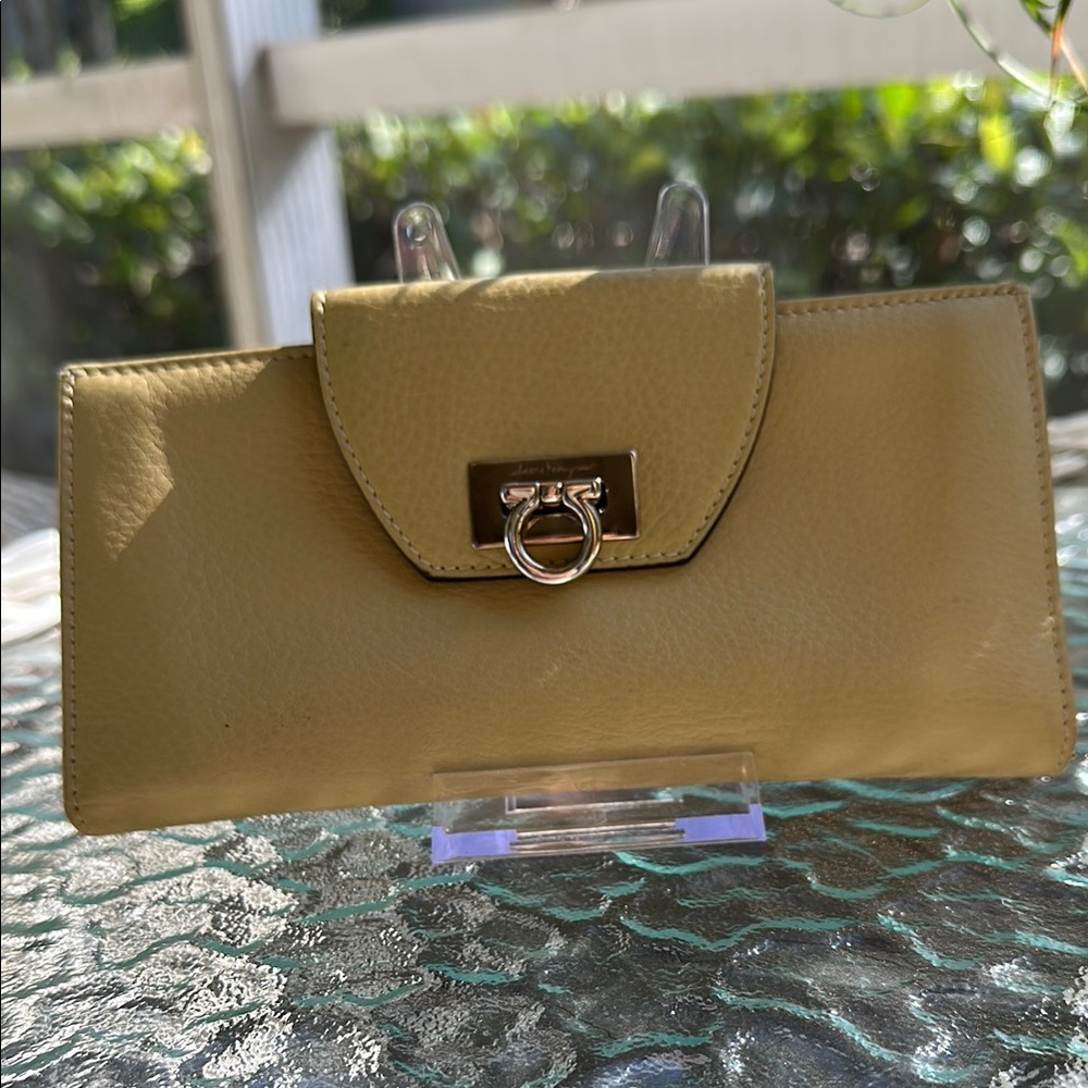 Salvatore Ferragamo Elegant Tan Leather wallet